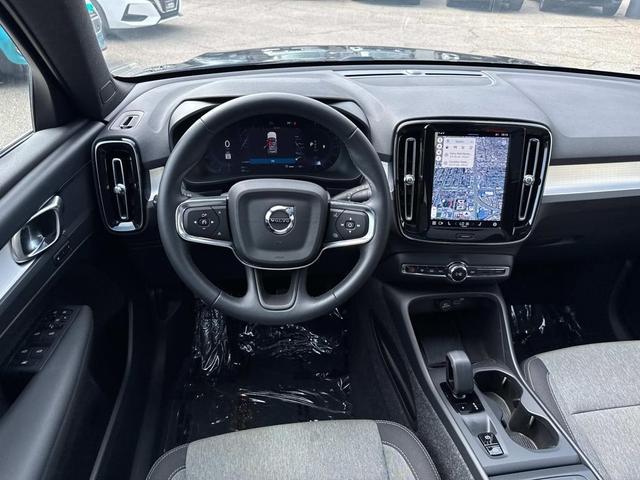Photo of 2025 Onyx Black Metallic Volvo XC40