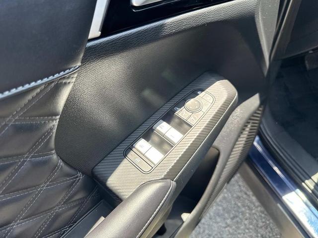Photo of 2023 Black Diamond/Deep Bronze Metallic Mitsubishi Outlander PHEV