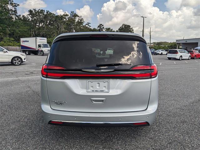 Photo of 2023 Silver Mist Clearcoat Chrysler Pacifica