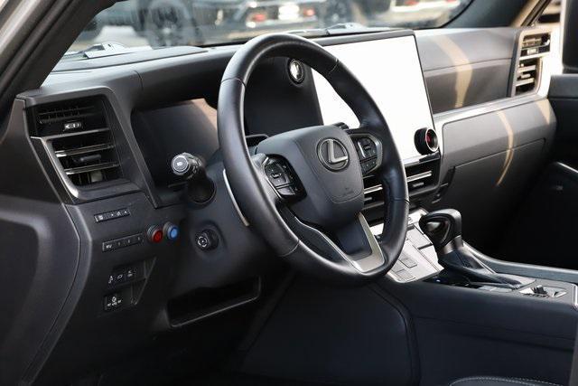 Photo of 2024 Silver Lexus GX 550