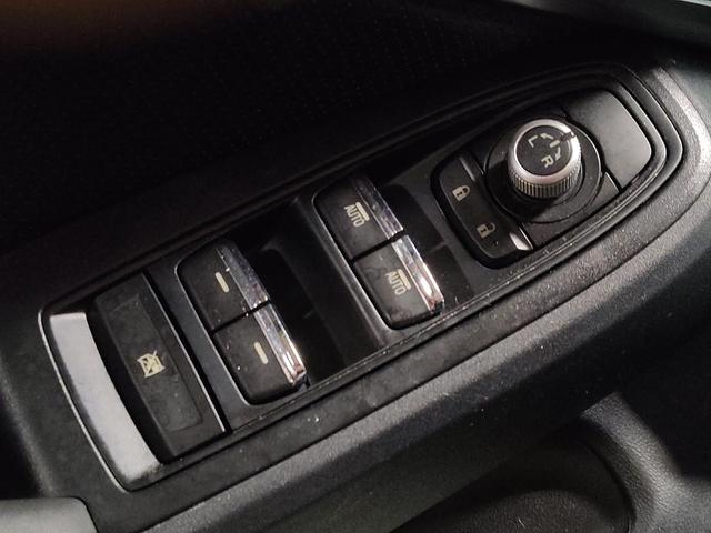 Photo of 2018 Crystal White Pearl Subaru Impreza