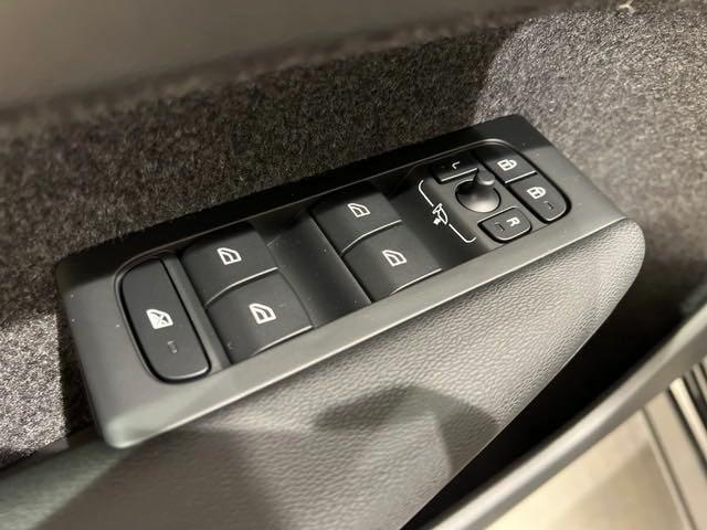 Photo of 2025 Onyx Black Metallic Volvo XC40