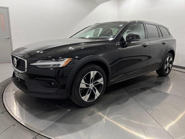 Photo of 2024 Onyx Black Metallic Volvo V60 Cross Country