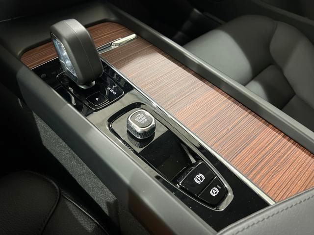 Photo of 2024 Onyx Black Metallic Volvo V60 Cross Country