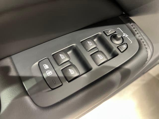 Photo of 2024 Thunder Gray Metallic Volvo XC60 Recharge Plug-In Hybrid