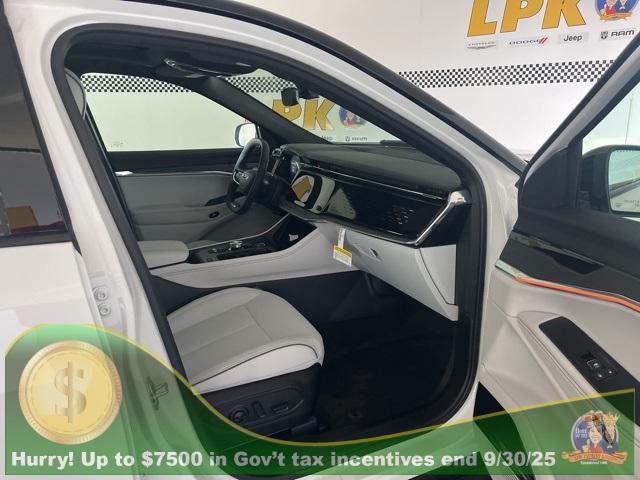 Photo of 2025 Bright White Clearcoat Jeep Wagoneer S