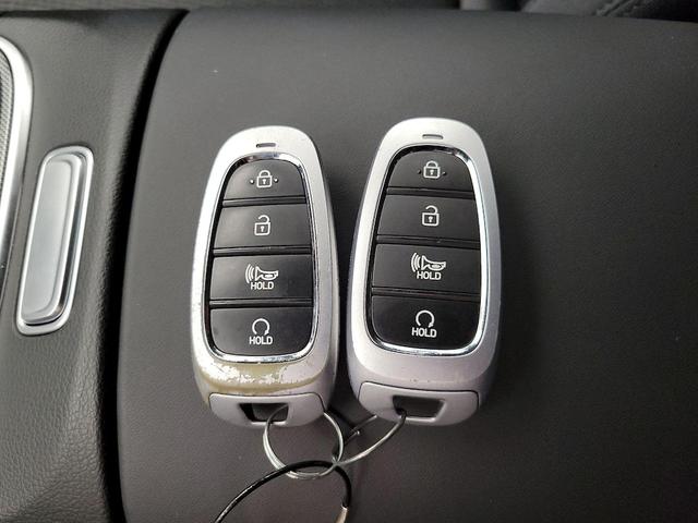 Photo of 2022 Silver Hyundai SANTA FE