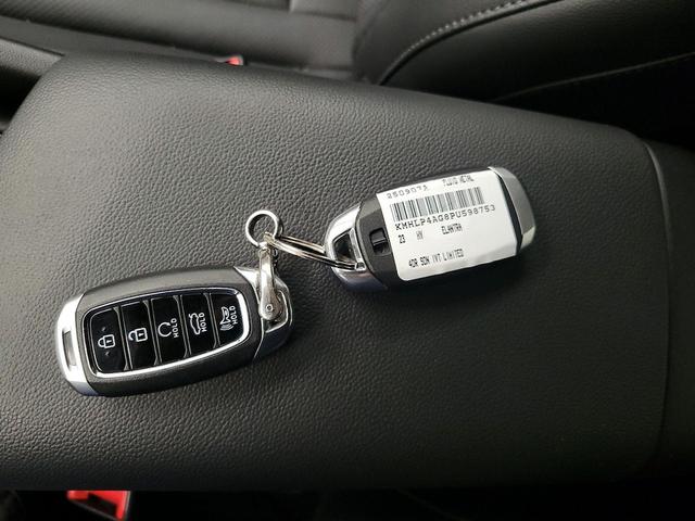 Photo of 2023 Silver Hyundai ELANTRA