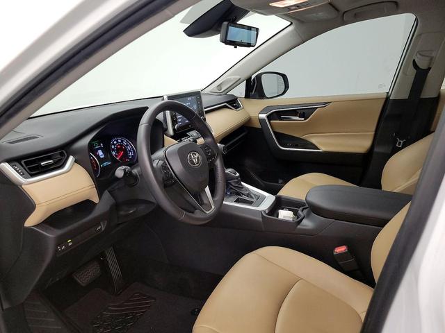 Photo of 2019 White Toyota RAV4
