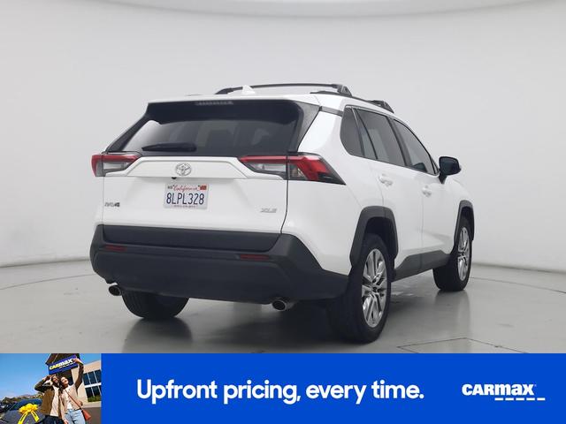 Photo of 2019 White Toyota RAV4
