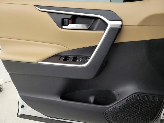 Photo of 2019 White Toyota RAV4