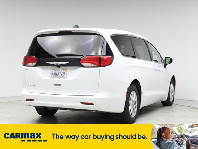 Photo of 2022 White Chrysler Voyager