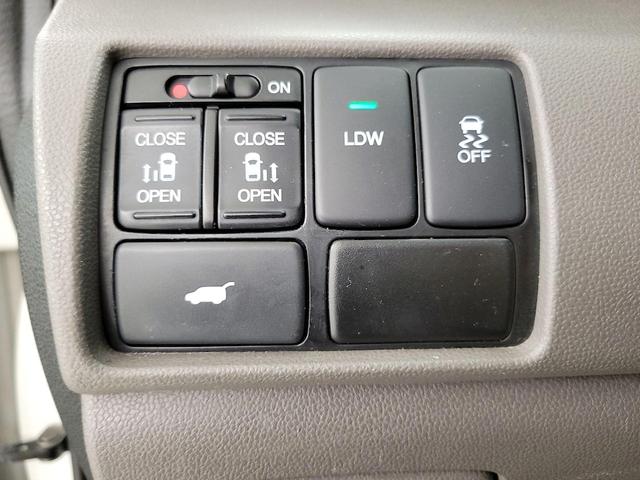 Photo of 2015 White Honda Odyssey