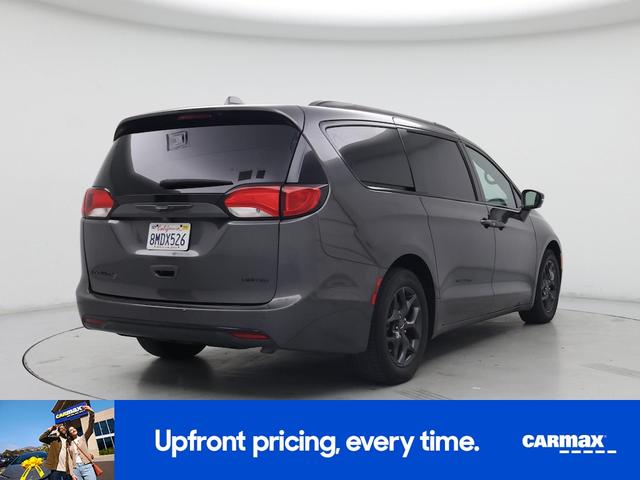 Photo of 2018 Gray Chrysler Pacifica