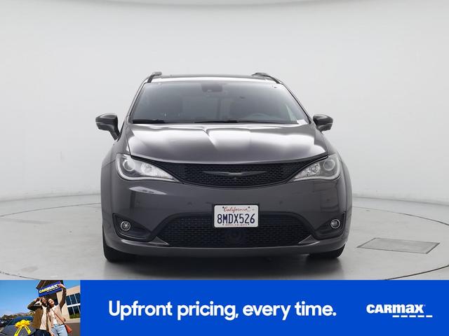 Photo of 2018 Gray Chrysler Pacifica