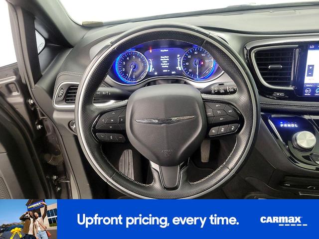 Photo of 2018 Gray Chrysler Pacifica