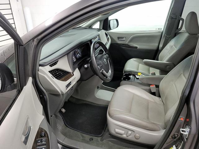 Photo of 2017 Gray Toyota Sienna