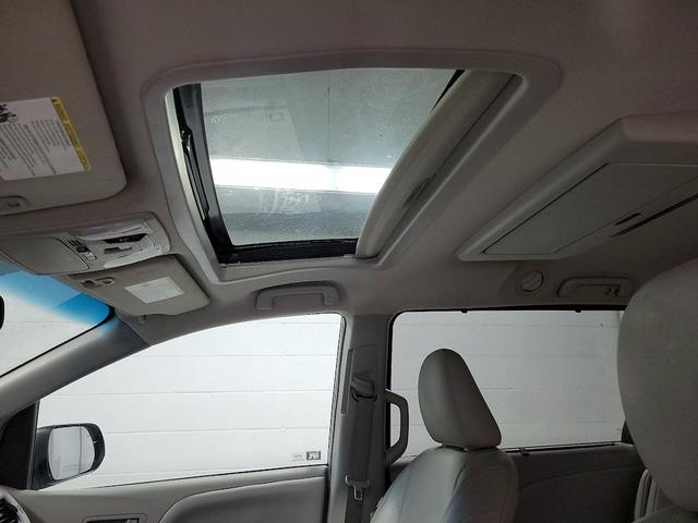 Photo of 2017 Gray Toyota Sienna