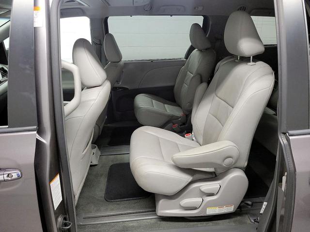 Photo of 2017 Gray Toyota Sienna