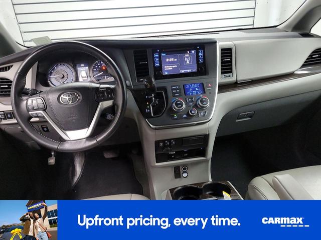 Photo of 2017 Gray Toyota Sienna
