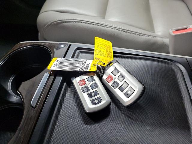 Photo of 2017 Gray Toyota Sienna