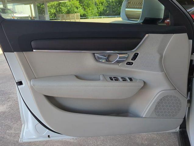 Photo of 2018 Ice White Volvo V90 Cross Country