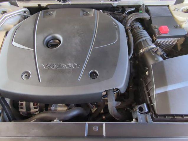 Photo of 2018 Ice White Volvo V90 Cross Country