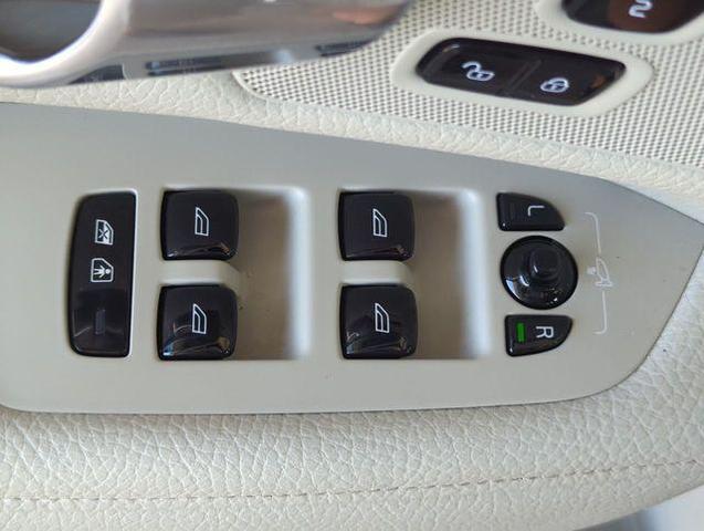 Photo of 2018 Ice White Volvo V90 Cross Country