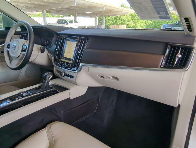 Photo of 2018 Ice White Volvo V90 Cross Country