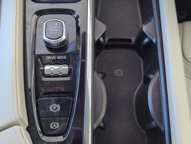 Photo of 2018 Ice White Volvo V90 Cross Country