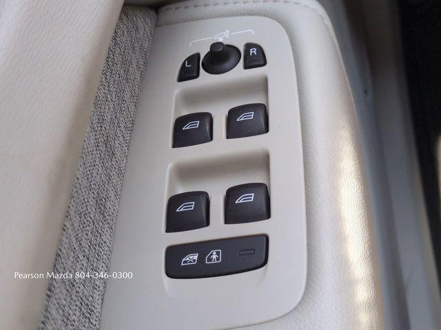 Photo of 2022 White Volvo XC60