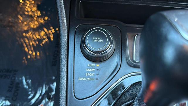 Photo of 2020 Bright White Clearcoat Jeep Cherokee