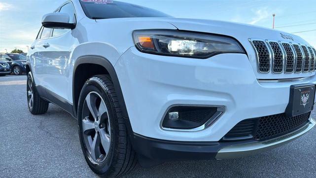 Photo of 2020 Bright White Clearcoat Jeep Cherokee