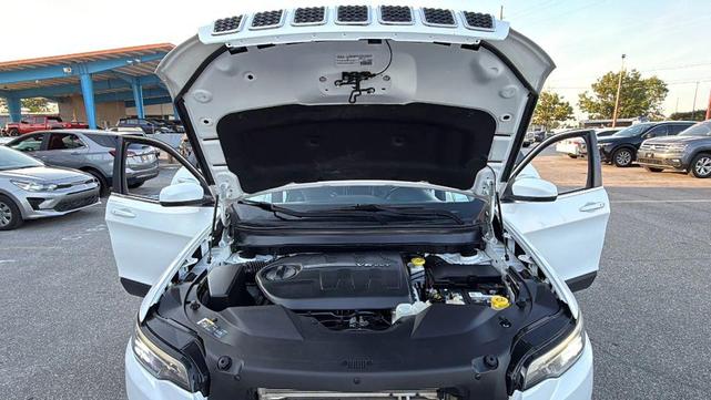 Photo of 2020 Bright White Clearcoat Jeep Cherokee