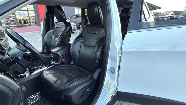 Photo of 2020 Bright White Clearcoat Jeep Cherokee