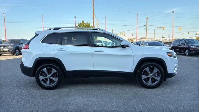 Photo of 2020 Bright White Clearcoat Jeep Cherokee