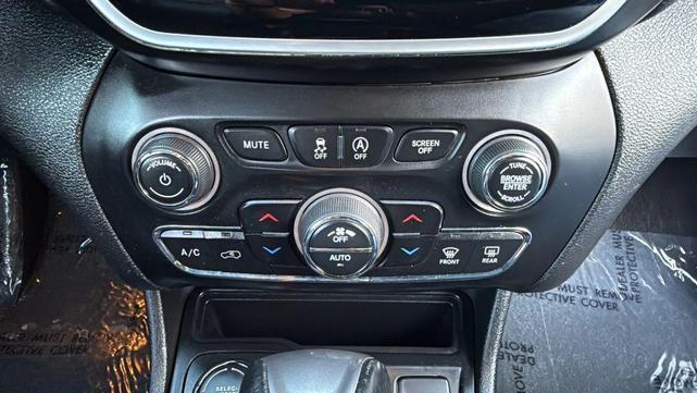 Photo of 2020 Bright White Clearcoat Jeep Cherokee