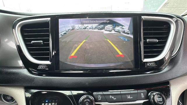 Photo of 2022 Gray Chrysler Pacifica