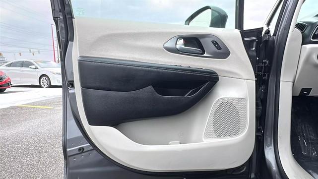 Photo of 2022 Gray Chrysler Pacifica
