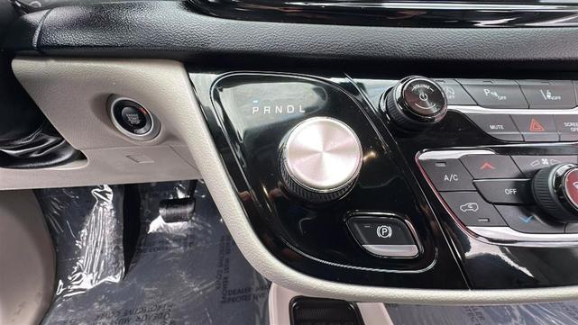 Photo of 2022 Gray Chrysler Pacifica