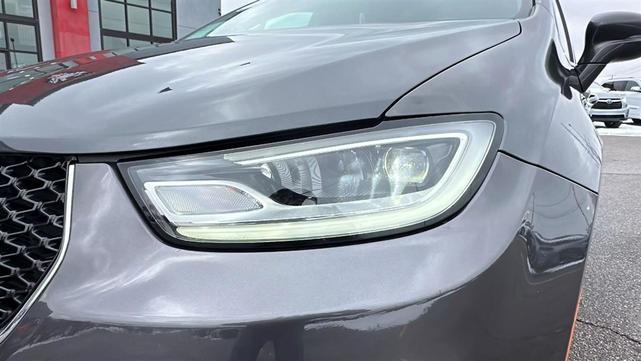 Photo of 2022 Gray Chrysler Pacifica