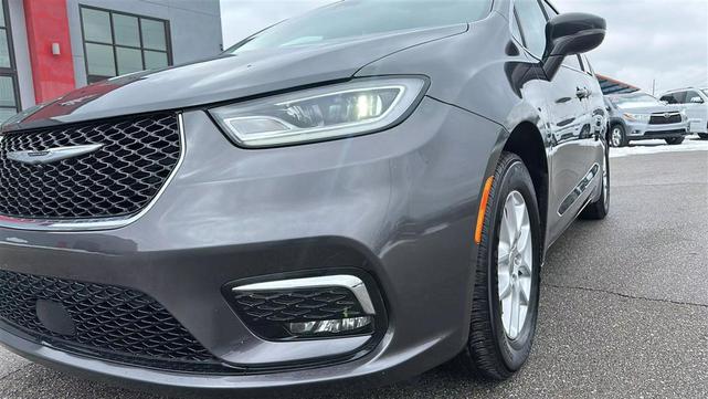 Photo of 2022 Gray Chrysler Pacifica