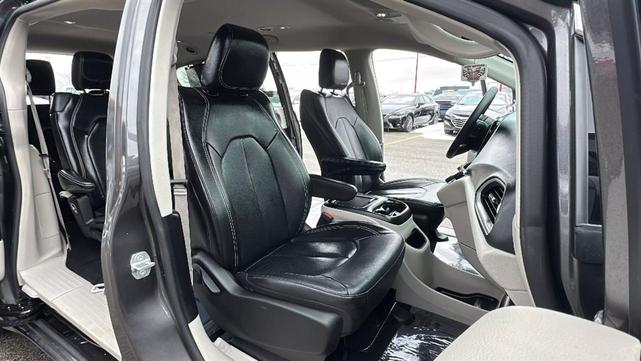 Photo of 2022 Gray Chrysler Pacifica