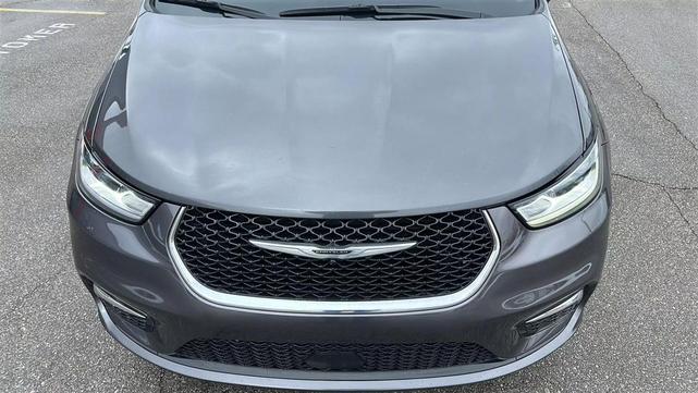 Photo of 2022 Gray Chrysler Pacifica