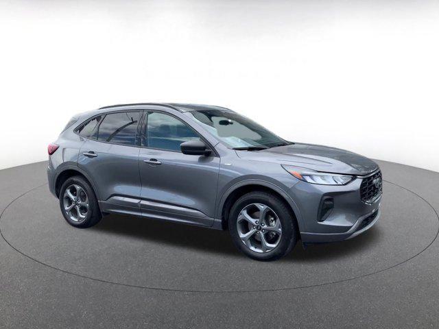 Photo of 2024 Carbonized Gray Metallic Ford Escape