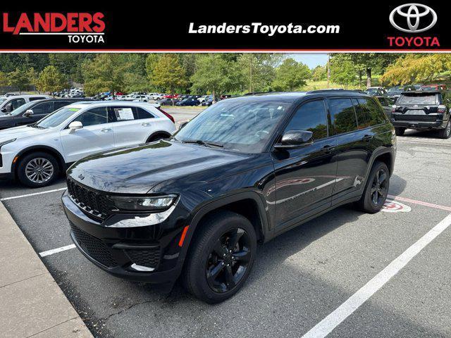 Photo of 2024 Diamond Black Crystal Pearlcoat Jeep Grand Cherokee