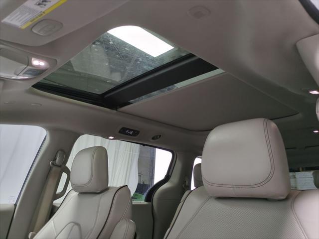 Photo of 2020 Bright White Clearcoat Chrysler Pacifica