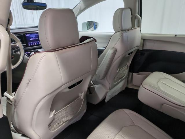Photo of 2020 Bright White Clearcoat Chrysler Pacifica