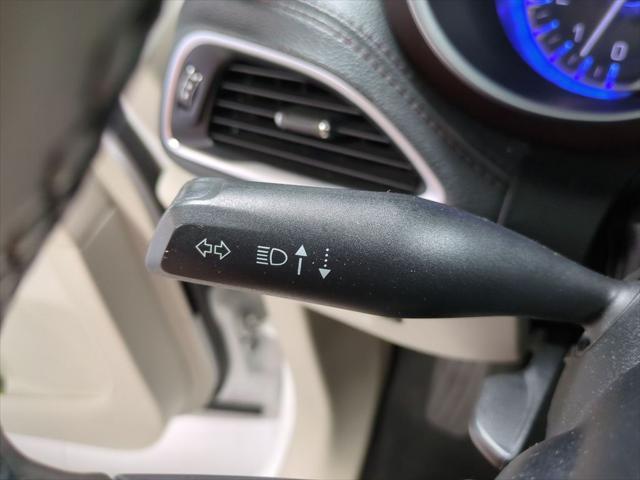 Photo of 2020 Bright White Clearcoat Chrysler Pacifica