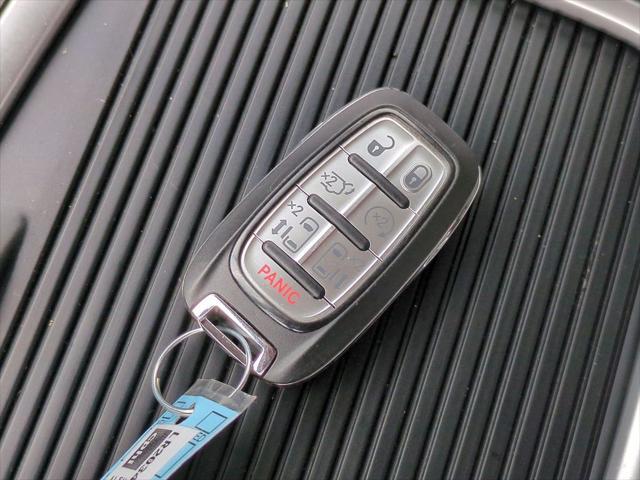 Photo of 2020 Bright White Clearcoat Chrysler Pacifica
